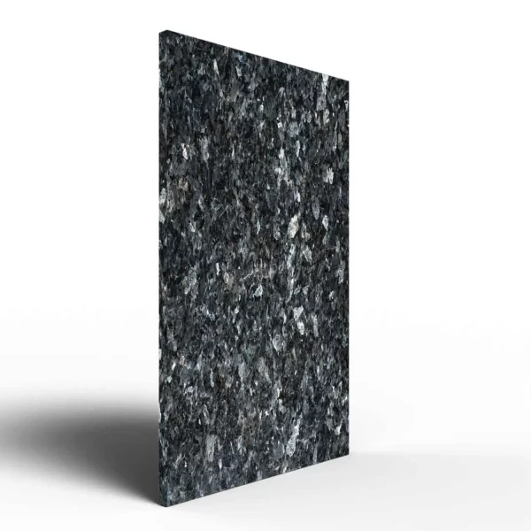 Infrarotheizung Natursteinheizung Blue Pearl poliert des Herstellers eurotherm in seitlicher Ansicht auf weißem Hintergrund.