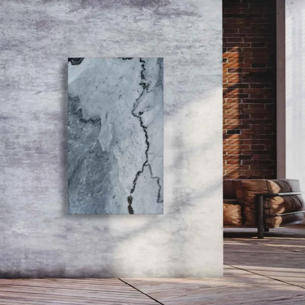 Infrarotheizung Natursteinheizung Valentina Grey poliert des Herstellers eurotherm an Wand montiert in Ambiente.