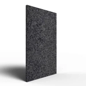 Natursteinheizung Labrador aus norwegischem Granit mit tiefblauem Schimmer, schräge Frontansicht – Luxuswärme