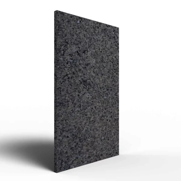 Natursteinheizung Labrador aus norwegischem Granit mit tiefblauem Schimmer, schräge Frontansicht – Luxuswärme