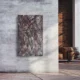 Natursteinheizung Salome als dramatischer Wandakzent in einem Loft mit Sichtbeton und Ziegelwand – Luxuswärme